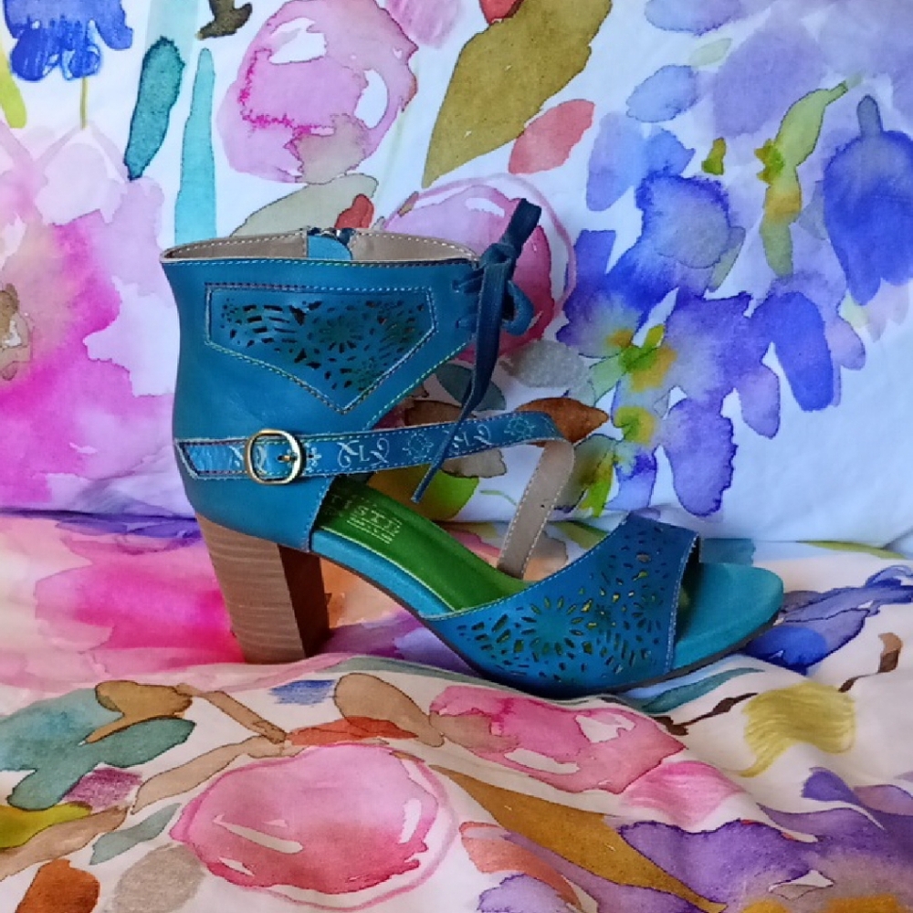 L'Artiste Detailed Blue Heels